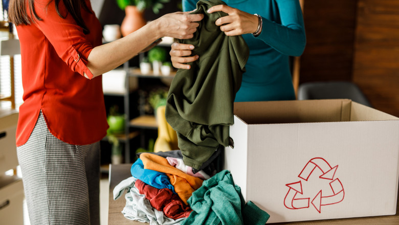 Primul oras din Romania unde a inceput reciclarea hainelor vechi. Tomberoanele improvizate sunt pazite de politistii locali Imagine