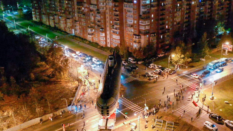 Primul submarin nuclear al Rusiei a fost transportat pe uscat la muzeul maritim din Kronstadt Imagine