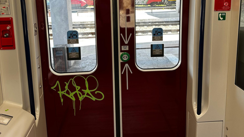 Primul tren electric nou din Romania, vandalizat. Ministerul Transporturilor: „Confortul depinde si de gradul de civilizatie” Imagine
