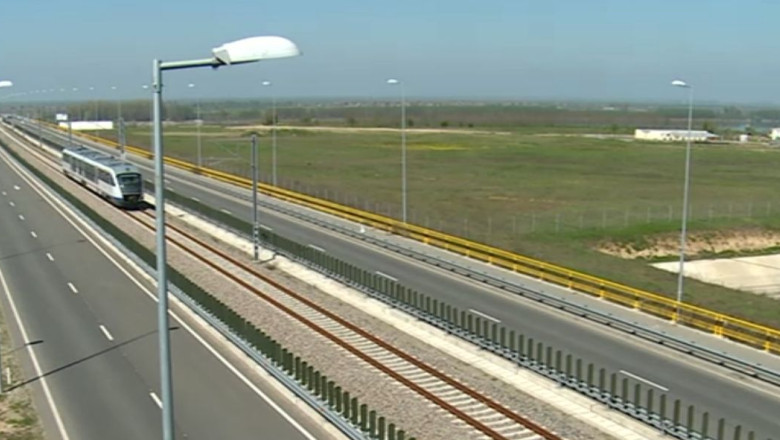 Primul tren intre Craiova si Vidin a plecat astazi. Trenul traverseaza Dunarea pe podul de la Calafat Imagine