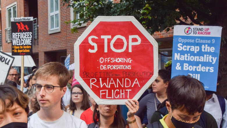 Primul zbor cu deportati din Marea Britanie catre Rwanda a fost blocat de CEDO Imagine