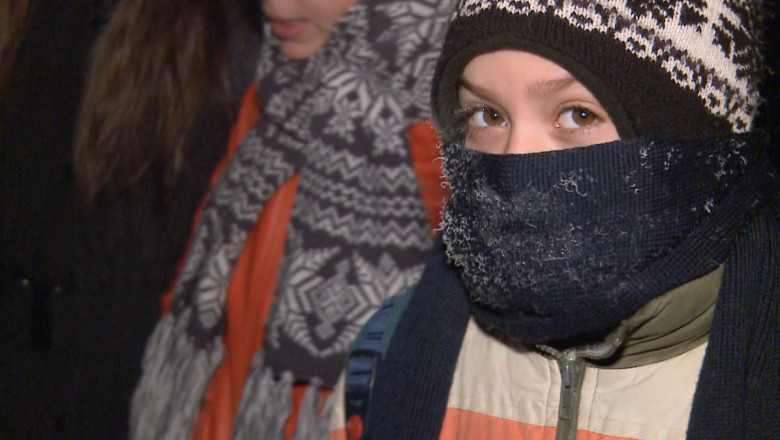 Prin ger, la scoala. Microbuzul scolar sta nefolosit pentru ca nu a fost angajat sofer Imagine