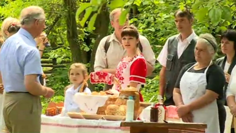 Printul Charles, intampinat cu mancare traditionala si muzica in Valea Zalanului  Imagine