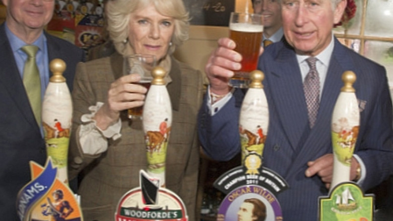 Printul Charles, la o bere cu Camilla, intr-un pub vechi de sapte secole Imagine