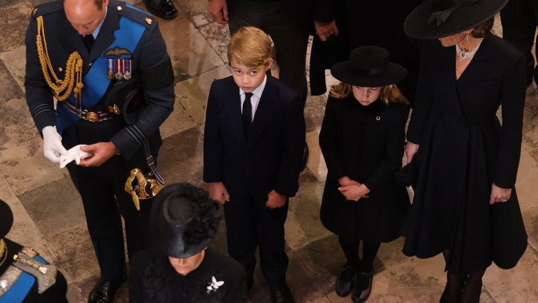 Printul George si Printesa Charlotte si-au luat ramas bun de la strabunica lor, Regina Elisabeta Imagine