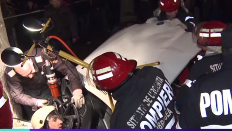 Prizoniera in propria masina. O soferita a intrat cu autoturismul intr-un copac si a fost descarcerata dupa 2 ore Imagine