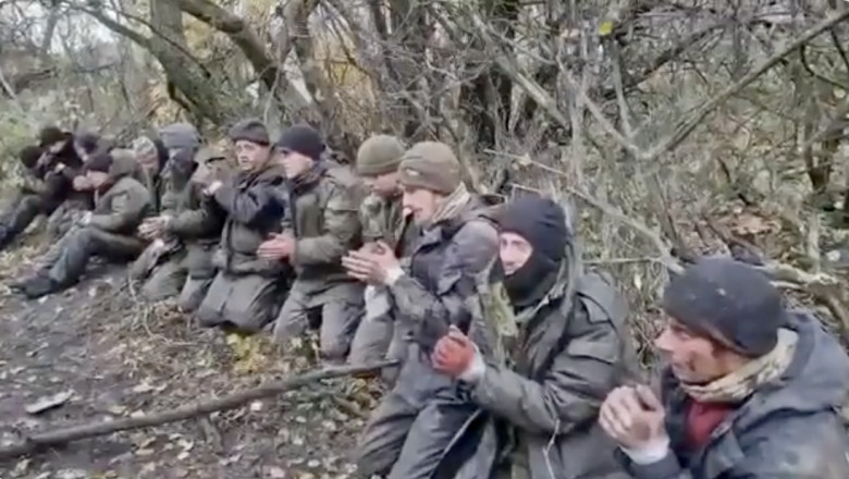 Prizonieri rusi, in genunchi si cu mainile legate, pusi sa strige „Slava Ucraina” si sa-l injure pe Putin Imagine