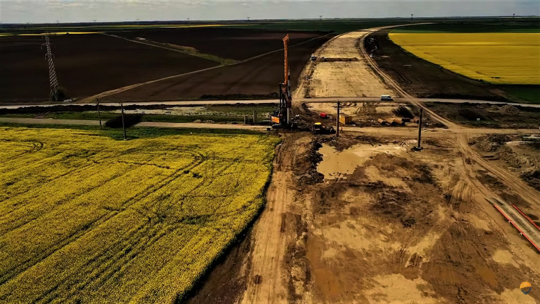 Pro Infrastructura: Valea plangerii pe A7 Ploiesti-Buzau lot 2. „Santierul” este aproape incremenit intre lanurile de rapita si cereale Imagine