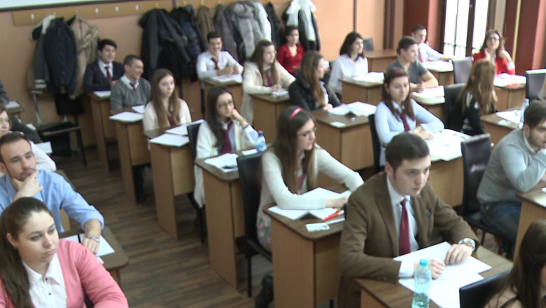 Proba la "mate". Absolventii de liceu spun ca exercitiile nu le-au ridicat probleme Imagine