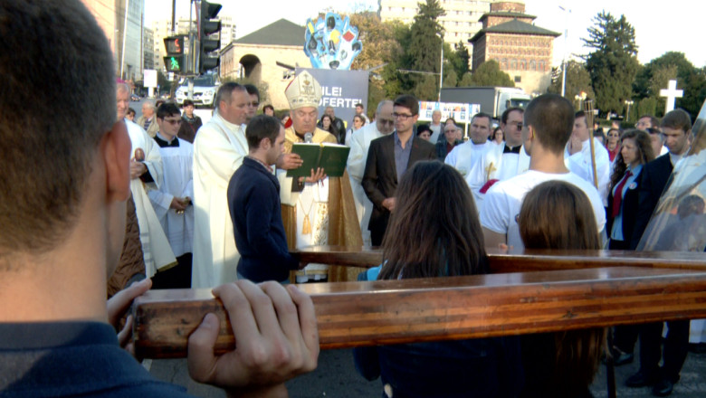 Procesiune catolica la Iasi. Crucea si icoana Zilelor Mondiale ale Tineretului, aduse in pelerinaj Imagine