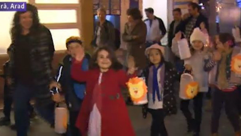 Procesiune cu lampioane. 200 de felinare din hartie colorata, purtate de copii, au luminat strazile Aradului Imagine