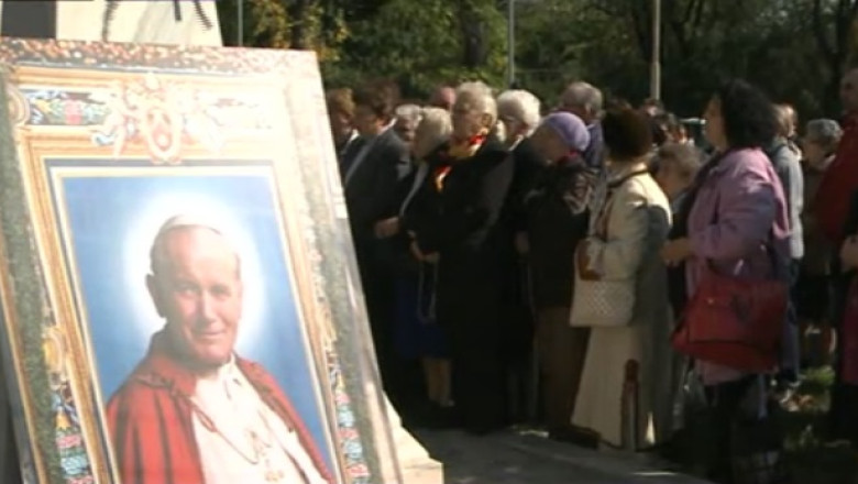 Procesiune cu o relicva a Papei Ioan Paul al II-lea, la Bucuresti Imagine