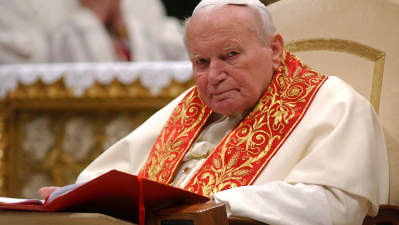 Procesiune in cinstea Sfantului Papa Ioan Paul al II-lea, azi, pe strazile Capitalei Imagine