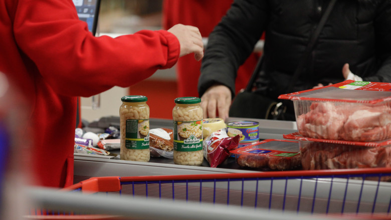 Producatorii ar putea fi obligati sa afiseze cand fac scumpiri mascate prin reducerea gramajelor la produse. Fenomenul a luat amploare Imagine