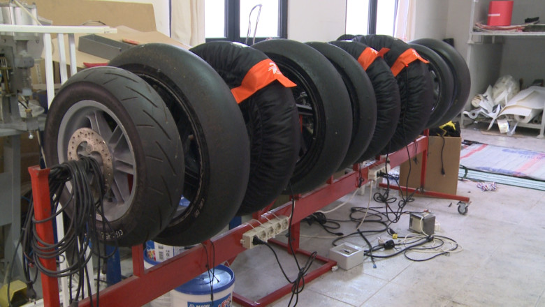 Produs romanesc pentru cursele moto. O companie din Oradea produce huse pentru competitiile motoGP Imagine