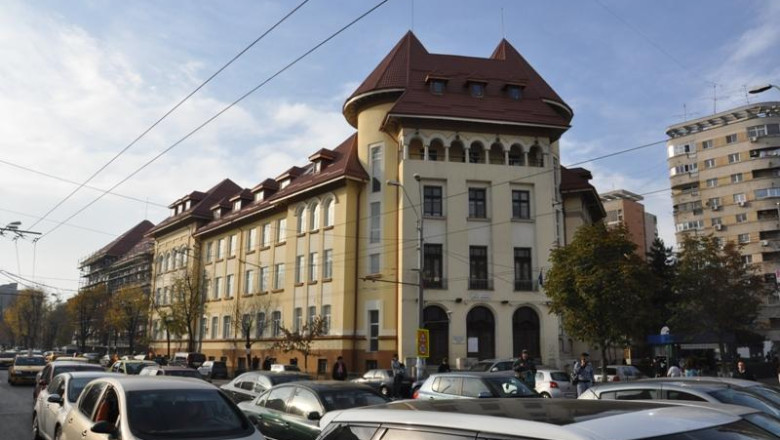 Profesor de istorie de la Colegiul "Iulia Hasdeu", suspendat dupa ce a obligat elevii sa cumpere un atlas semnat de el Imagine