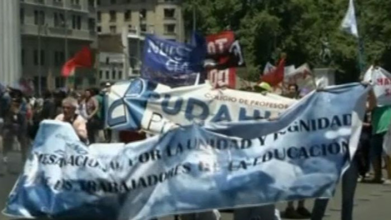 Profesori contra politisti. Cadrele didactice din Chile au organizat un protest in capitala tarii Imagine