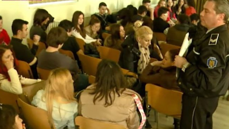Profesori... in uniforma. Elevilor li s-a explicat ce este interzis prin lege Imagine