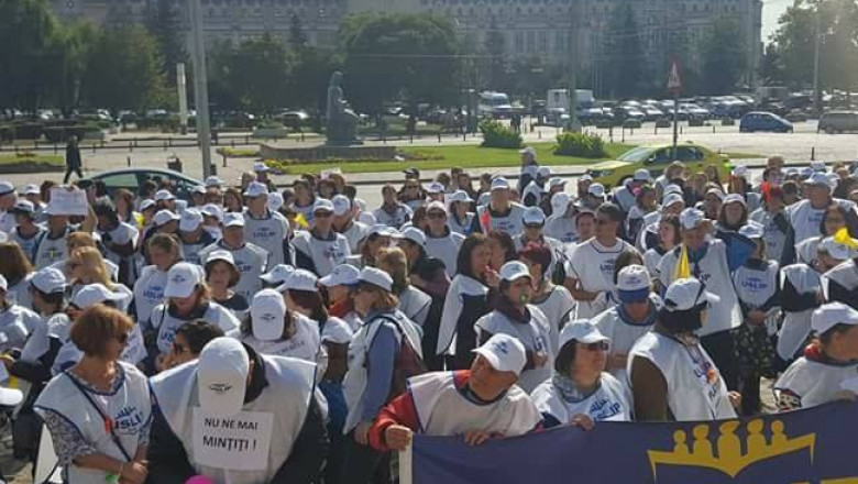 Profesorii din Iasi reclama "ofertele batjocoritoare" ale Guvernului si ii cer lui Iohannis sa faca ce a facut Basescu in 2005 Imagine