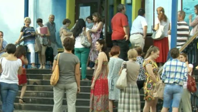 Profesorii incep examenul de definitivat. Ei sustin, astazi, proba scrisa Imagine