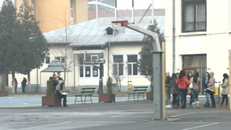 Profesorii, nemultumiti de noul regulament scolar: prea multe drepturi si prea putine sanctiuni pentru elevi Imagine