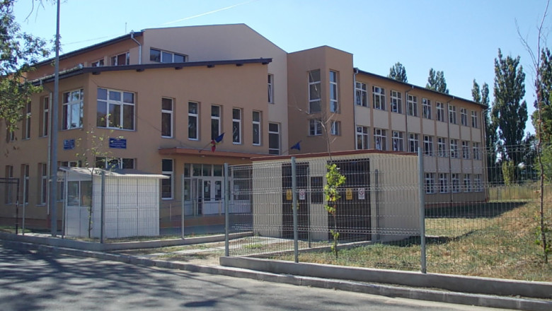 Profesorii unui liceu din Oradea le prezinta parintilor situatia elevilor prin proiectii grafice Imagine