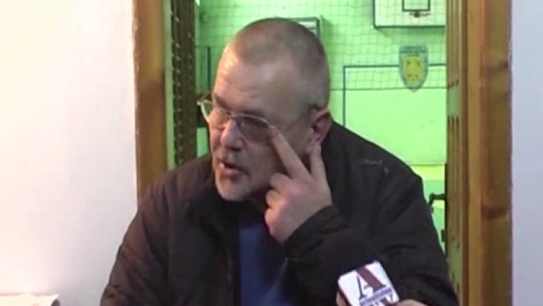 Profesorul acuzat ca lua bani pentru motivarea absentelor si-a recunoscut vina. El e cercetat pentru purtare abuziva Imagine