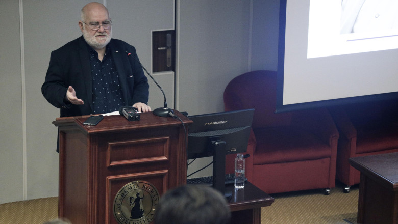 Profesorul Alfred Bulai, acuzat de abuz sexual. El le cerea studentelor sa se dezbrace si ar fi incercat sa le sarute. Prima sa reactie Imagine