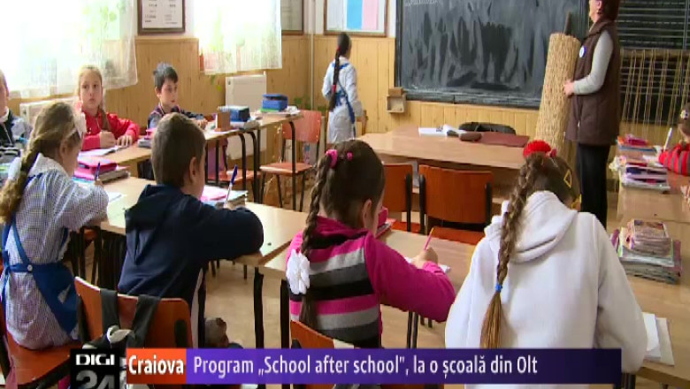 Program „School after school" la scoala din Calui, judetul Olt. Localnicii le predau elevilor cursuri de olarit sau de impletit rogojini  Imagine