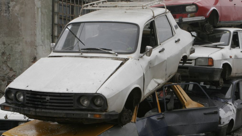 Programul „Rabla” demareaza cu scandal. In Berceni, oamenii stau la coada inca de vineri Imagine