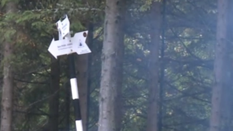 Proiect ambitios. Sute de iubitori ai muntelui vopsesc marcaje si monteaza indicatoare pe poteci Imagine