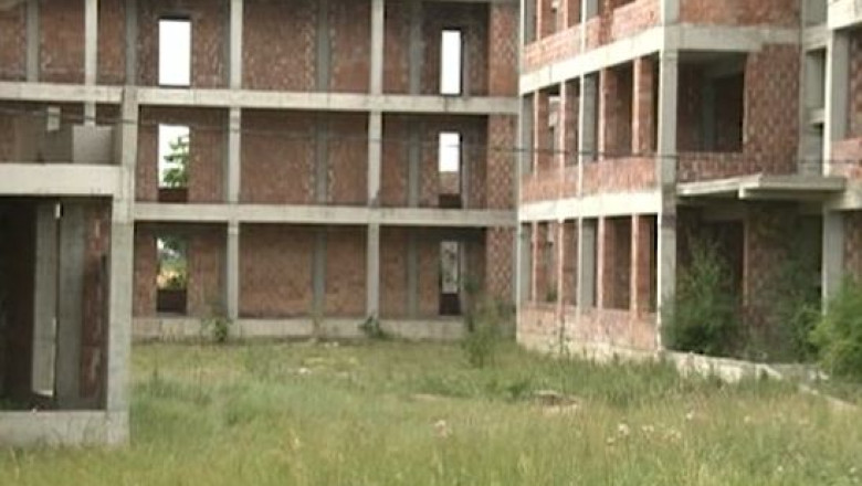 Proiecte lasate de izbeliste. La Jimbolia, santier in loc de campus scolar Imagine