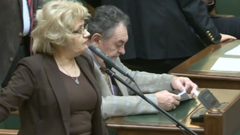 Proiectul de lege care interzice fumatul in locurile publice a generat o disputa in Senat Imagine