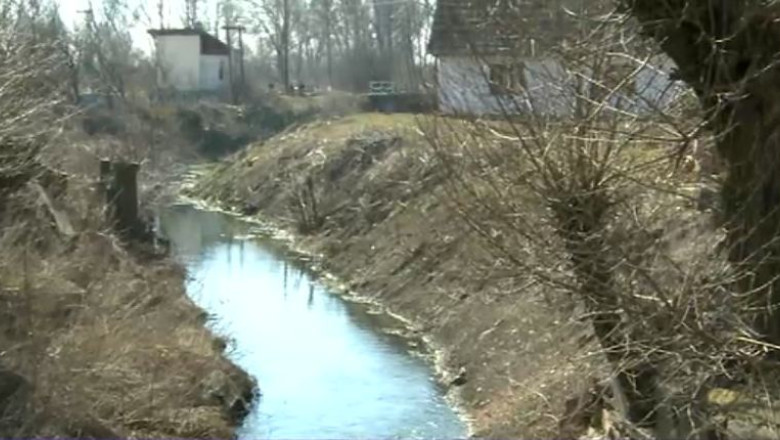 Promisiuni luate de viitura. Dupa inundatiile din 2010, autoritatile au spus ca vor reface casele si digurile din Dornesti Imagine