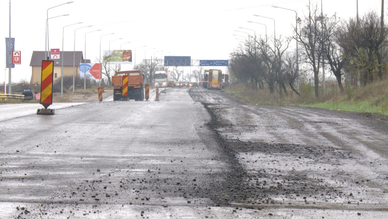 Promisiuni nerespectate. Doar cateva sute de metri de asfalt de pe DN 76 au fost refacuti Imagine