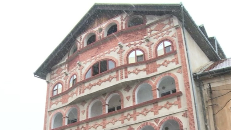 Proprietarii unei cladiri retrocedate, pusi sa demoleze etajele ridicate fara autorizatie Imagine