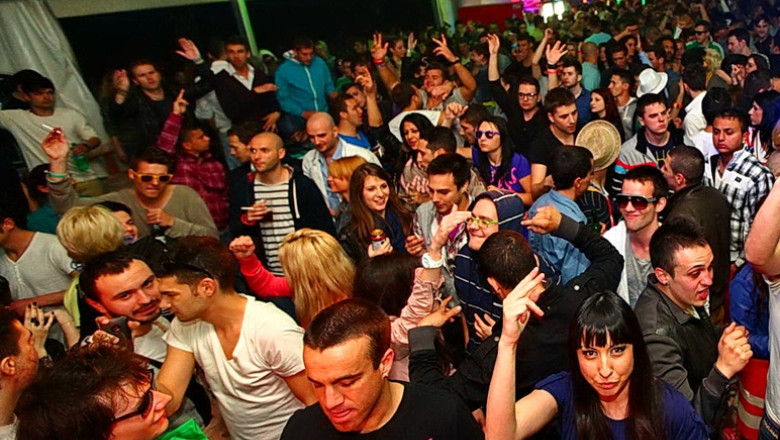 Propunerea unui senator liberal: Minorii sa intre in cluburi insotiti de parinti sau tutore Imagine