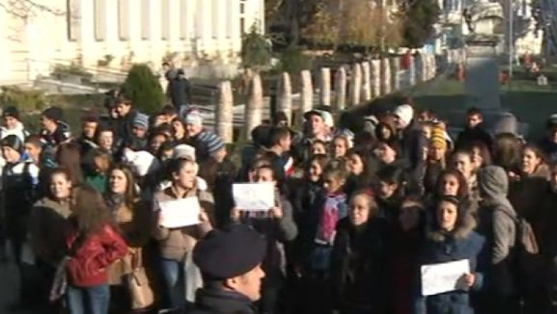 Protest. 300 de elevi din Targoviste au iesit in strada pentru a cere caldura in scoli Imagine