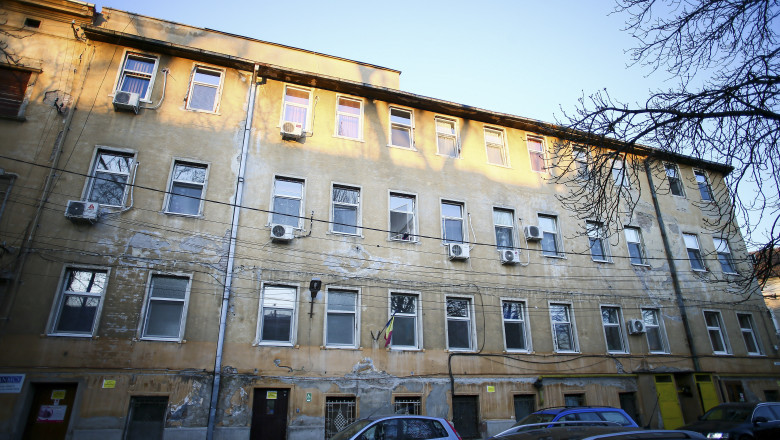 Protest al angajatilor Maternitatatii Odobescu din Timisoara, dupa prabusirea unui tavan. Acestia cer autoritatilor locale un nou sediu Imagine