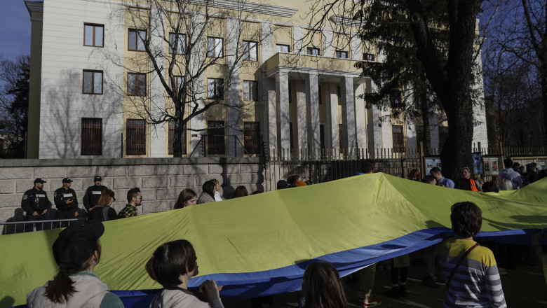 Protest al comunitatii ucrainene in fata Ambasadei Rusiei din Bucuresti, la doi ani de razboi in Ucraina Imagine
