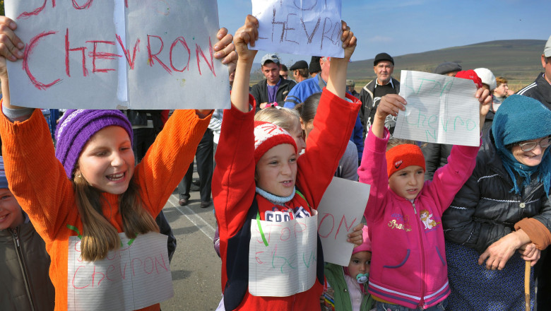 Protest al localnicilor in zona unde Chevron incepe amplasarea primei sonde de explorare Imagine