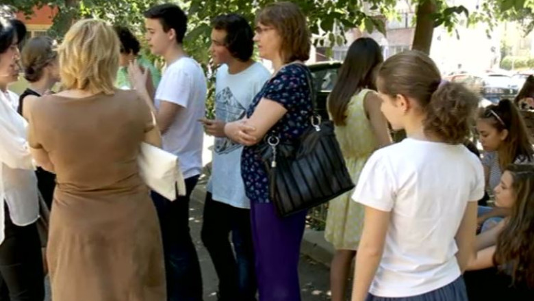 Protest al parintilor in fata unei scoli din Bucuresti fata de rezultatele de la Evaluarea Nationala Imagine