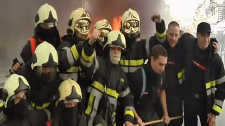 Protest al pompierilor la Bruxelles. Au provocat un mic incendiu si au acoperit politistii cu spuma Imagine