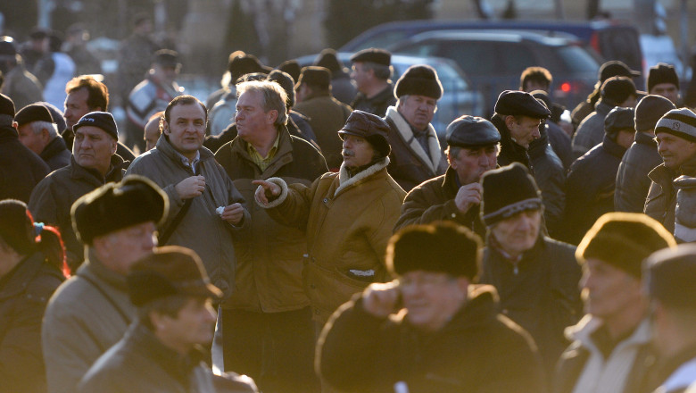 Protest al revolutionarilor in fata Guvernului. Victor Ponta cere verificarea modului in care au fost acordate certificatele de revolutionar din 1990 Imagine