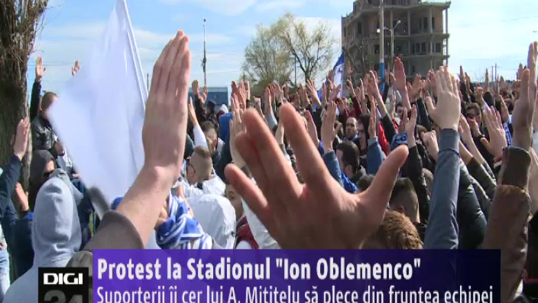 Protest al suporterilor echipei FC Universitatea la stadionul „Ion Oblemenco” Imagine