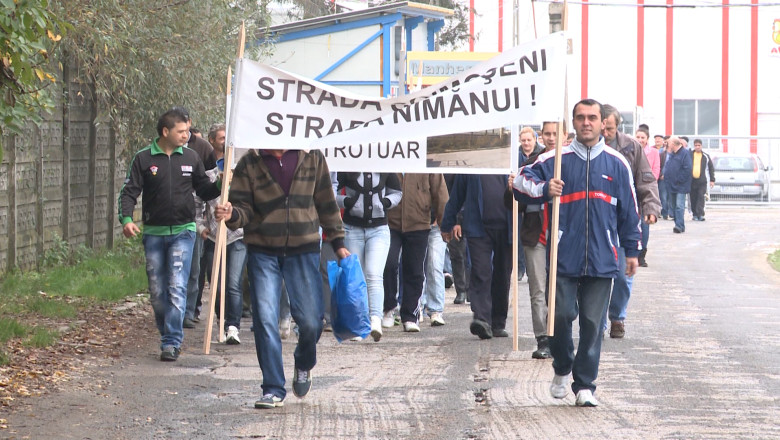 Protest contra gropilor si noroiului. Muncitorii de pe platforma din Satu Mare cer refacerea drumului industrial Imagine