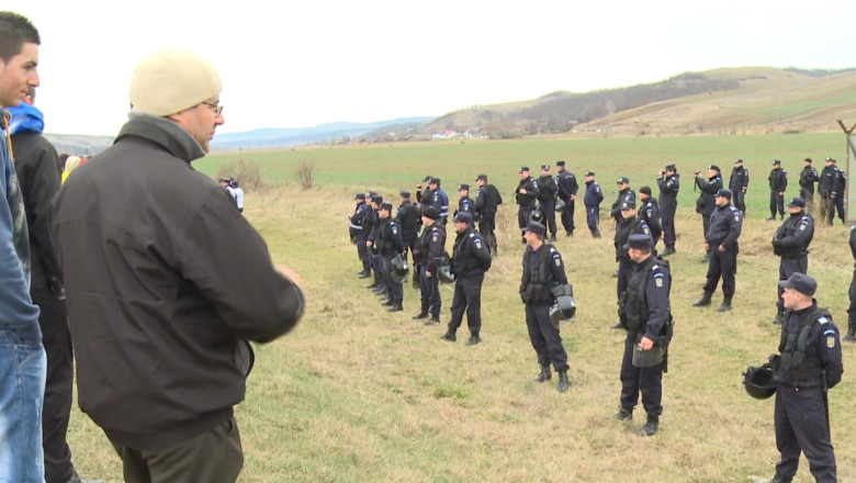 Protest cu 100 de manifestanti si 150 de jandarmi in Pungesti, judetul Vaslui Imagine