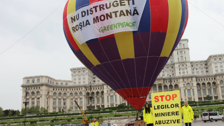 PROTEST. Cu balonul impotriva exploatarii de la Rosia Montana Imagine