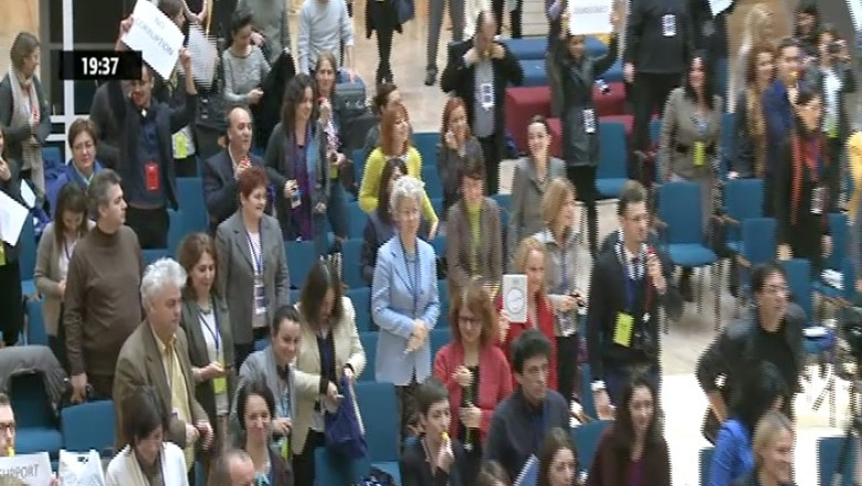 Protest cu fluiere pentru democratie Imagine