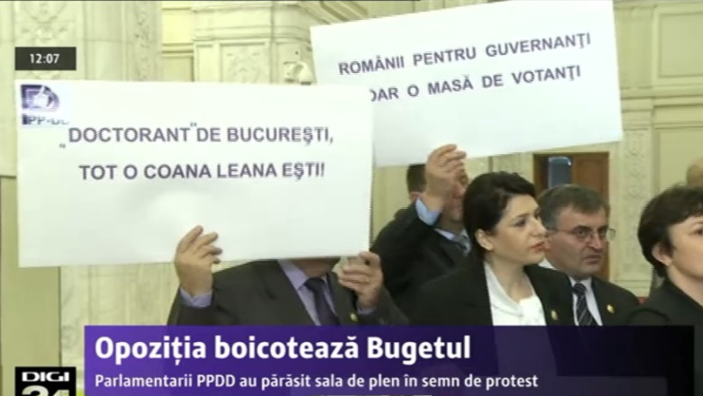 Protest cu pancarte al opozitiei la prezentarea bugetului. PPDD a parasit plenul Parlamentului Imagine